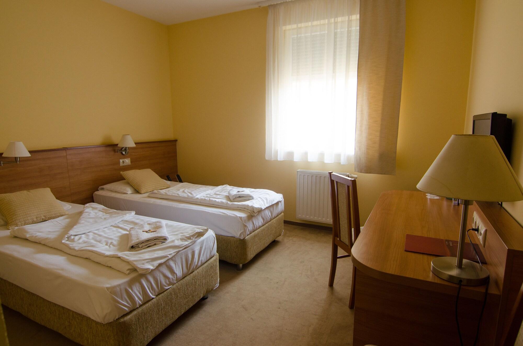 Hotel Civitas Шопрон Экстерьер фото