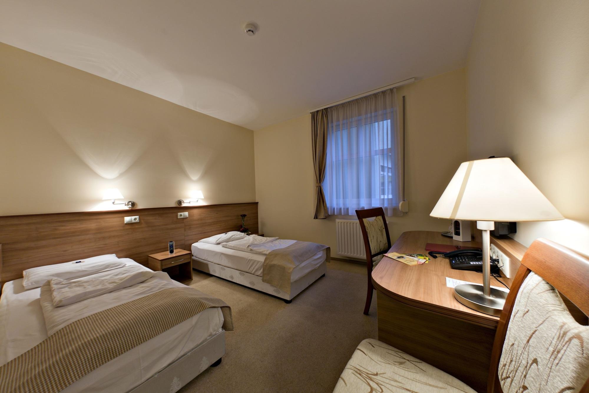 Hotel Civitas Шопрон Экстерьер фото