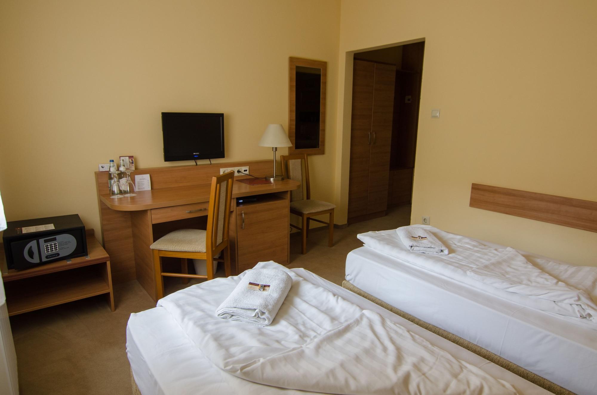 Hotel Civitas Шопрон Экстерьер фото