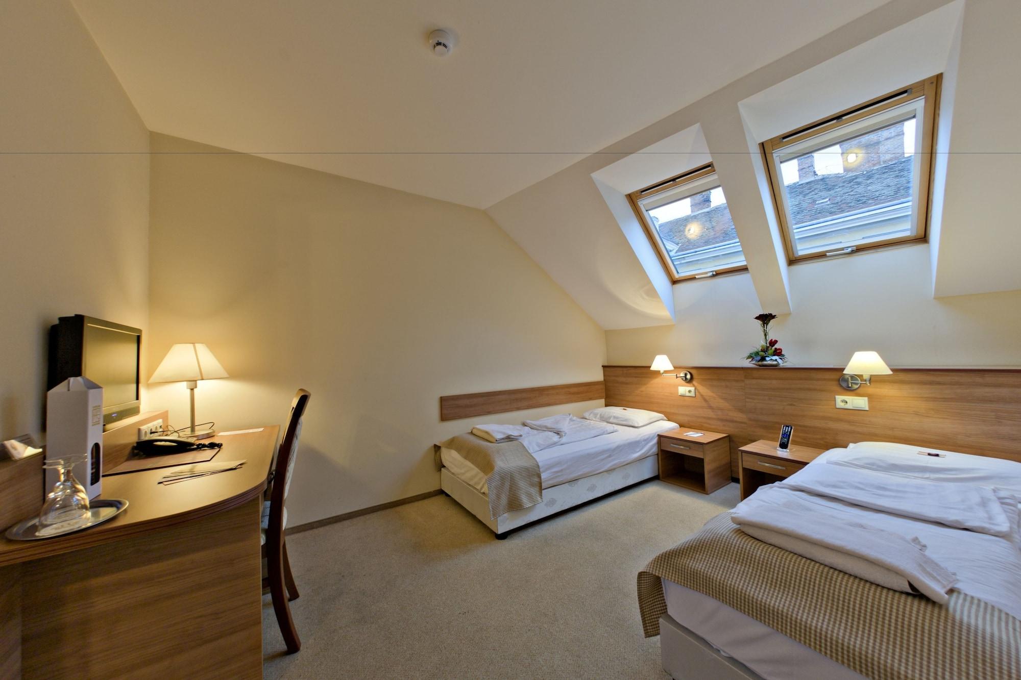 Hotel Civitas Шопрон Экстерьер фото