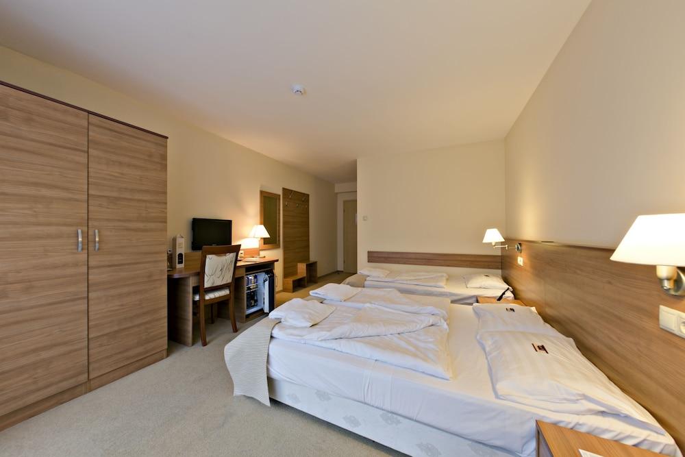 Hotel Civitas Шопрон Экстерьер фото