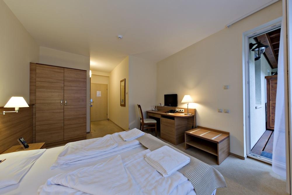 Hotel Civitas Шопрон Экстерьер фото