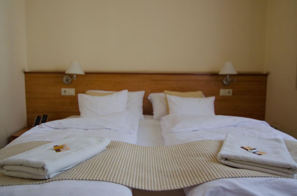 Hotel Civitas Шопрон Экстерьер фото