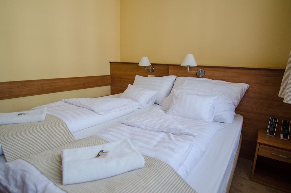 Hotel Civitas Шопрон Экстерьер фото