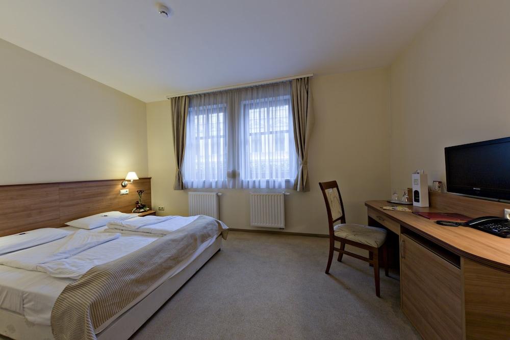 Hotel Civitas Шопрон Экстерьер фото