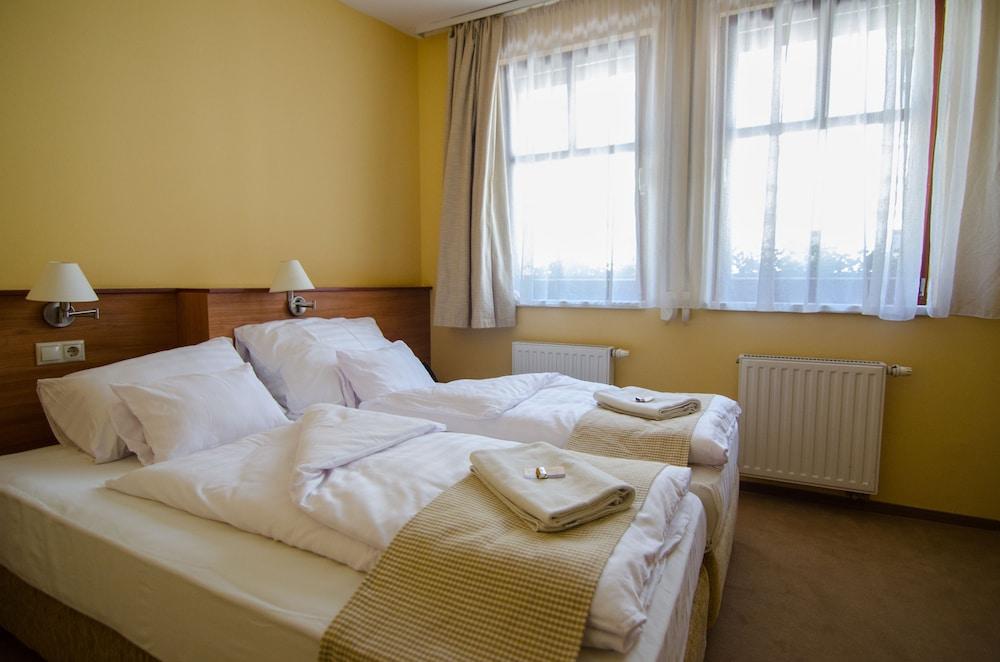 Hotel Civitas Шопрон Экстерьер фото